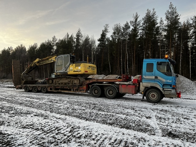 Salaojitus Leppisen koneenkuljetuskalustoa.